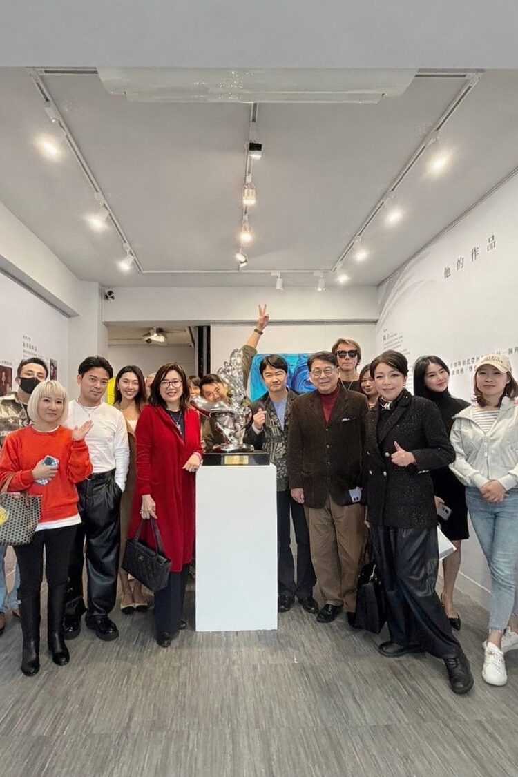 《我的故事，他的作品─媽媽的手》藝術展覽現場，吸引各界人士到場觀展交流。（圖／主辦單位提供）