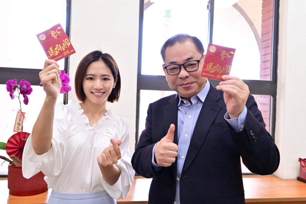 新竹縣長參選人陳見賢（右）春節期間推出「1元創意小紅包」，以「馬力全開」為主題向鄉親拜年，象徵2026全力衝刺、一步一腳印推動縣政。（圖／記者林照東翻攝）