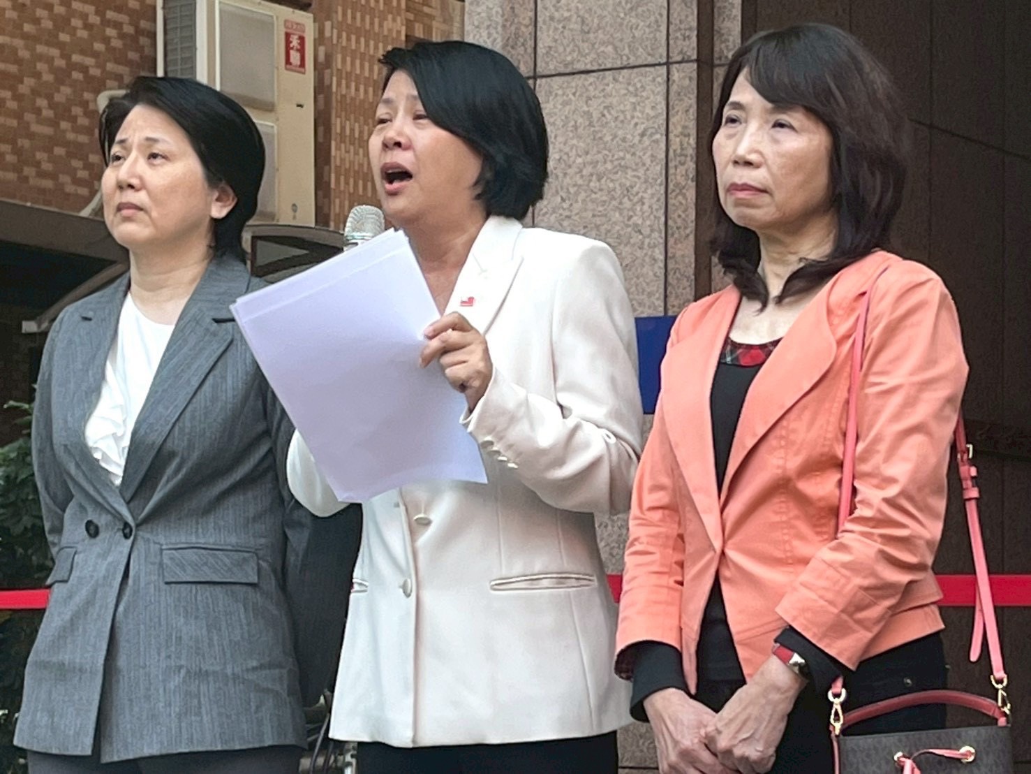 立法委員李貞秀說明國籍程序爭議，並強調不應讓新住民成為政治攻防焦點，現場多位委員陪同聲援。（圖／記者林照東攝）