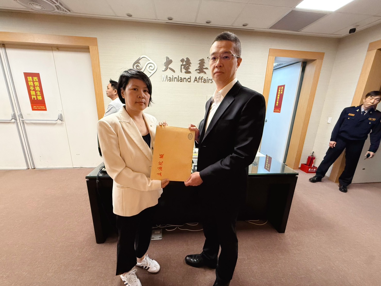 立法委員李貞秀赴大陸委員會遞交文件，公開授權代辦相關行政程序，展現配合釐清爭議態度。（圖／記者林照東攝）