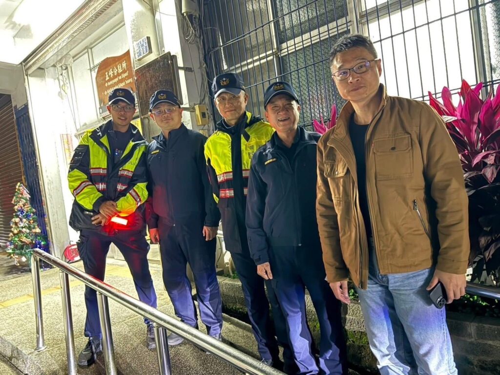 林建隆局長前往分局慰勤，與基層員警合影，了解勤務及備勤空間現況。（圖／記者林照東翻攝）