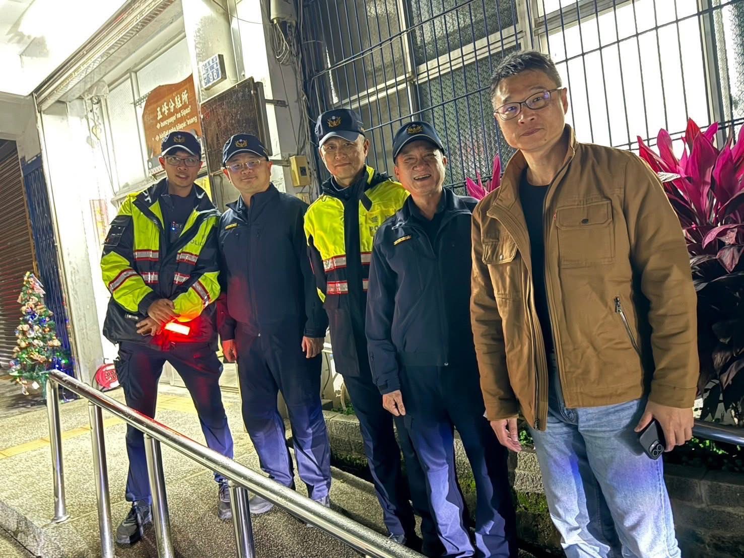 林建隆局長前往分局慰勤，與基層員警合影，了解勤務及備勤空間現況。（圖／記者林照東翻攝）