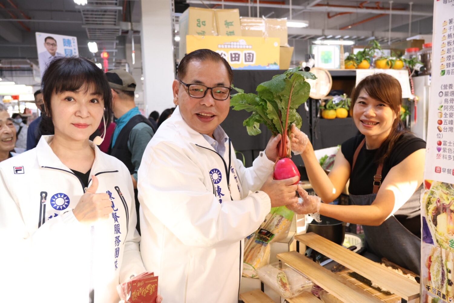 陳見賢走訪市場攤位，與店家互動交流，接過象徵吉祥的蔬果，展現貼近基層、傾聽民意的行動力。（圖／記者林照東翻攝）