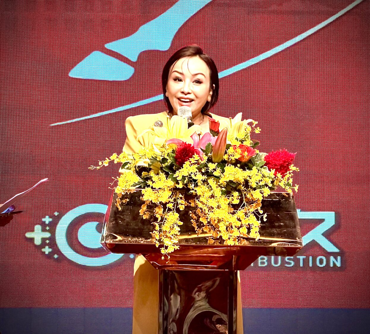 品牌創辦人王黃盈盈(霏董)於舞台發表年度戰略談話,宣布拓展台灣、中國、香港、菲律賓、馬來西亞、新加坡、越南、印尼八大市場。(圖/記者林照東攝)