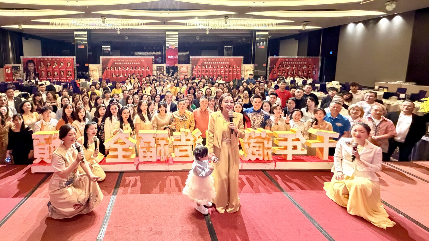 春酒盛會現場座無虛席,來自全台各地夥伴齊聚一堂,共同見證艾久久啟動八國市場拓展計畫的重要時刻。(圖/記者林照東攝)