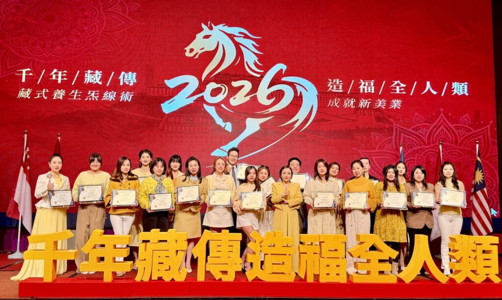 艾久久春酒盛典舉行年度表揚儀式，多位優秀講師夥伴登台領取證書，象徵品牌穩健成長與團隊實力。（圖／記者林照東攝）