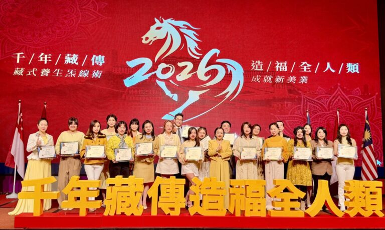 艾久久春酒盛典舉行年度表揚儀式,多位優秀講師夥伴登台領取證書,象徵品牌穩健成長與團隊實力。(圖/記者林照東攝)