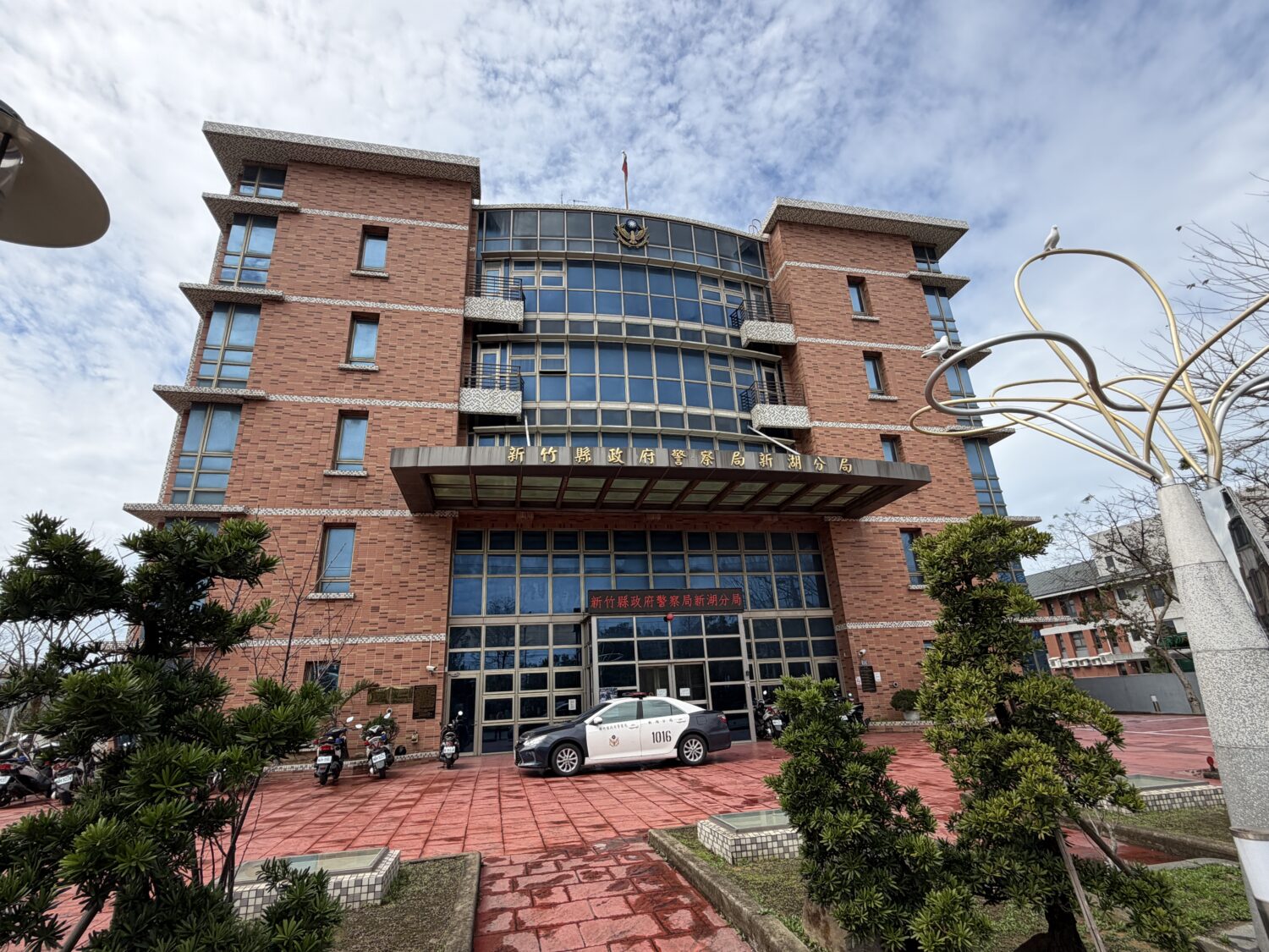 新竹縣政府警察局新湖分局外觀。警方表示本案疑涉財務糾紛暴力討債，已報請檢察官指揮偵辦。（圖／記者林照東攝）