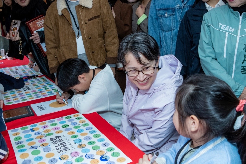 副總統蕭美琴與現場孩童親切互動。(圖／漢斯科技股份有限公司提供)