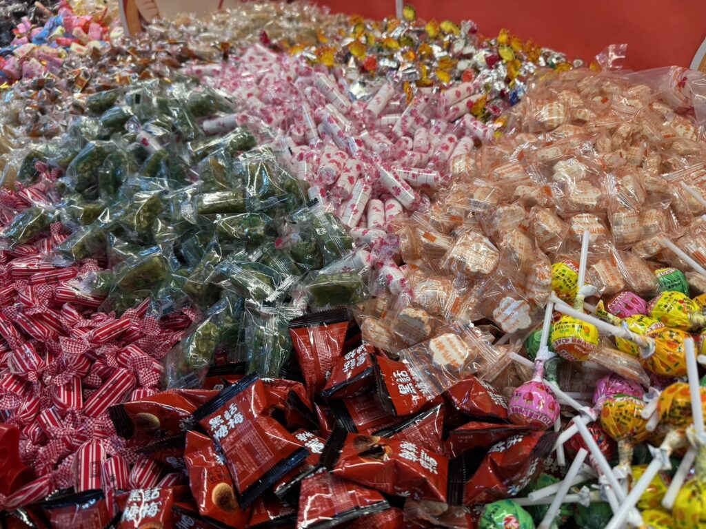 建議民眾選購散裝食品時，除了看攤位上的標示說明之外，還要靠感官判斷，謹慎挑選產品。（圖／綠盾食護提供）