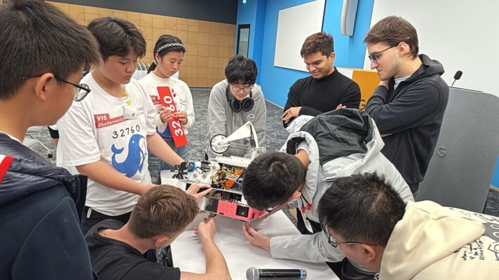 VIS國中部機器人研究社團學生前往 Google 參訪，獲得與Google各國專家進行面對面簡報的挑戰與學習。（圖／台北市VIS國際實驗高中）