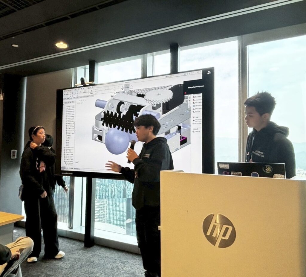 VIS國中部機器人研究社學生參訪HP，走進 Future Customer Experiences Lab，近距離了解產品設計流程與工程思維的實務應用。（圖／台北市VIS國際實驗高中）