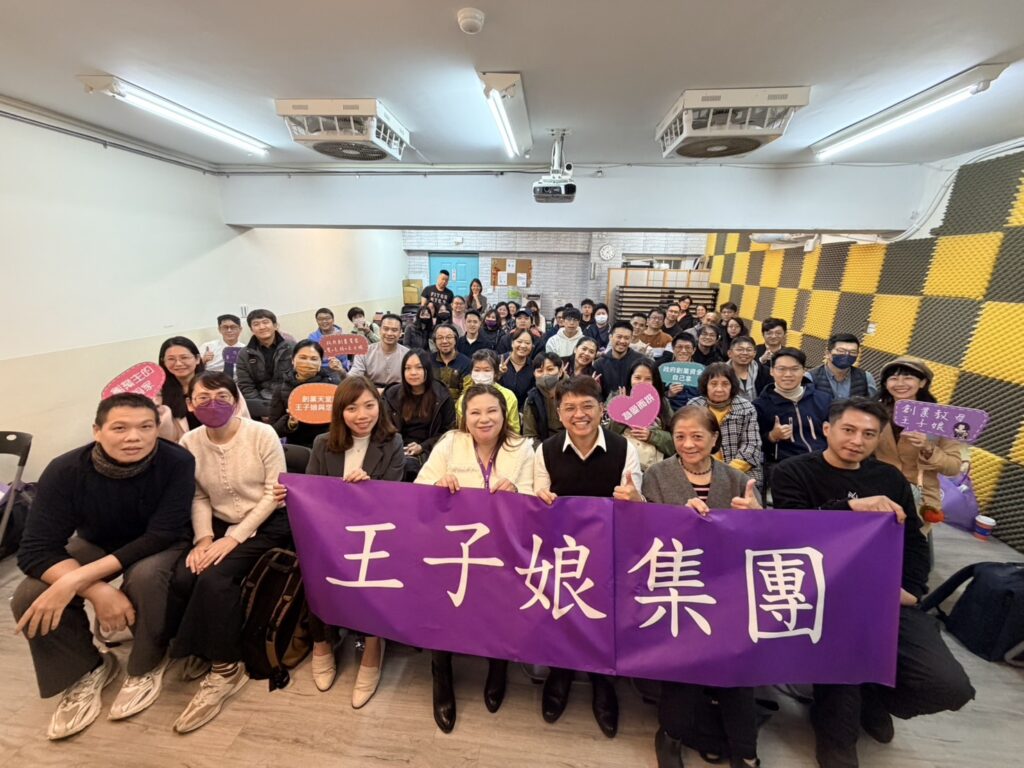 創業輔導講師王子娘（前排右四）教授創業貸款，建立口碑。（圖／王子娘提供）