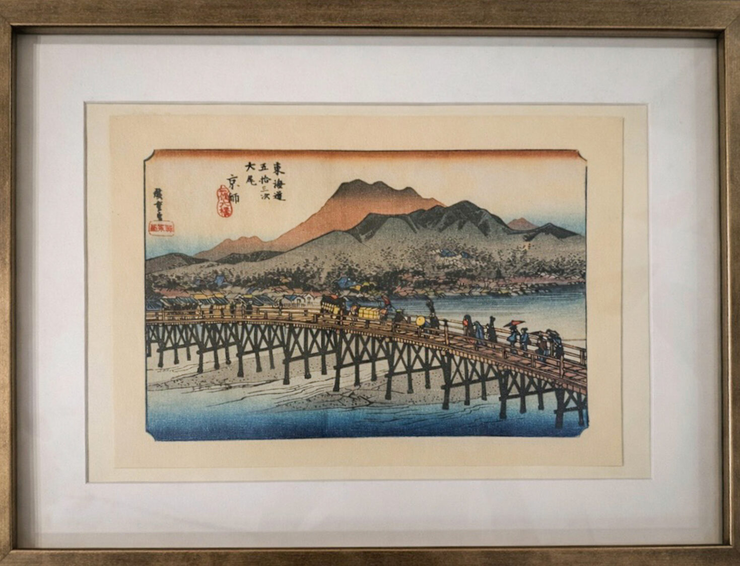 現場展示《東海道五十三次》日本橋版畫作品畫作置於框內陳列。(圖/李仕璽提供)