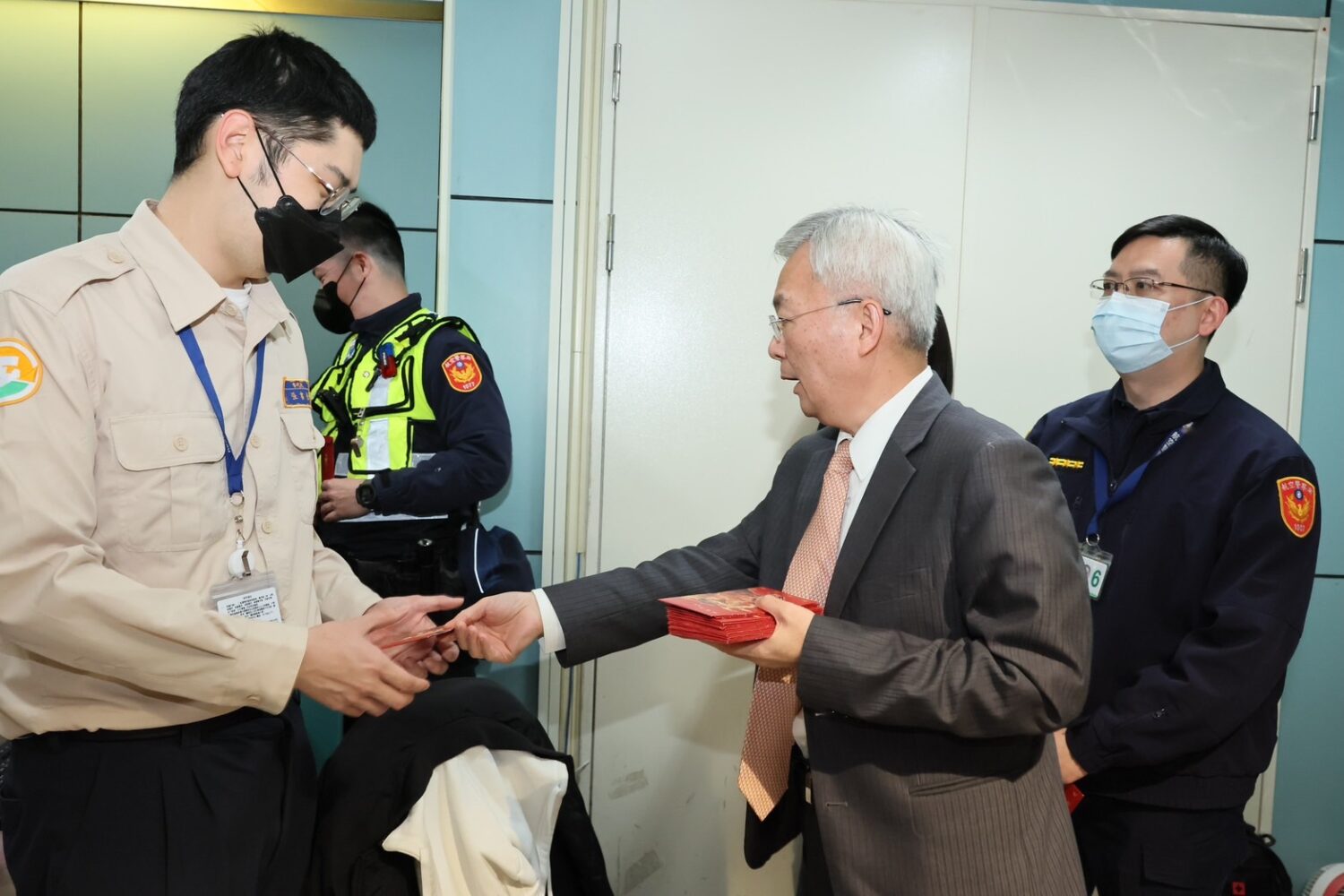 警政署長視察桃機疏運情形發紅包慰勉第⼀線執勤航警(圖／記者戴昱弘 翻攝）