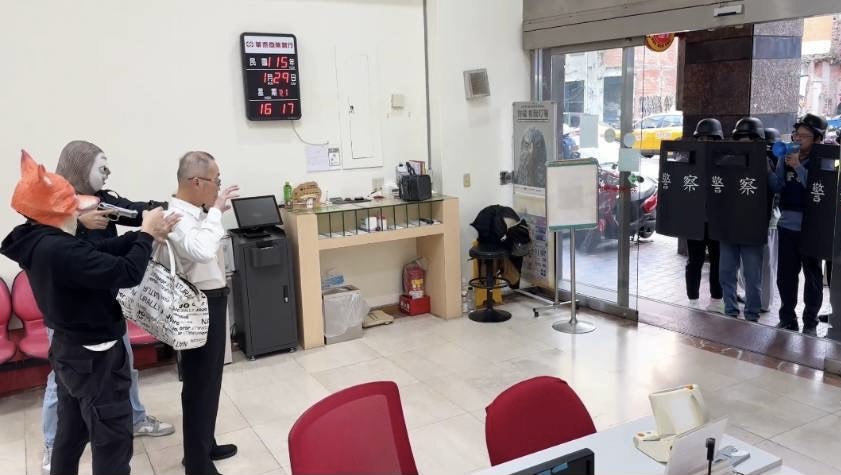  萬華分局節安防搶演練宣導。（圖／記者 趙靜姸翻攝）