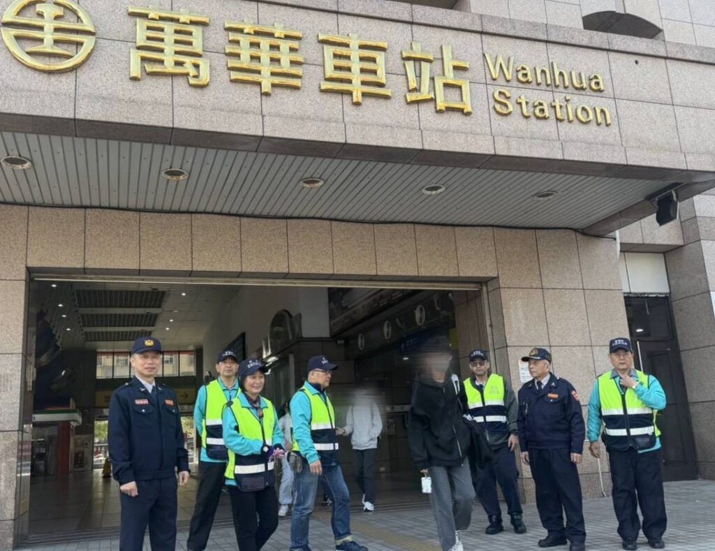 萬華分局轄區內之民防、義警協助維護治安。（圖／記者 趙靜姸翻攝）