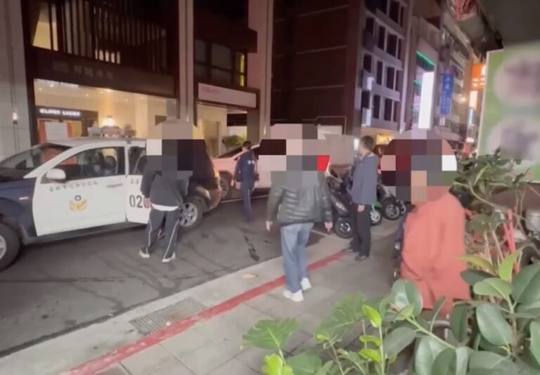 萬華警方帶現場人員上車。（圖／記者 趙靜姸翻攝）