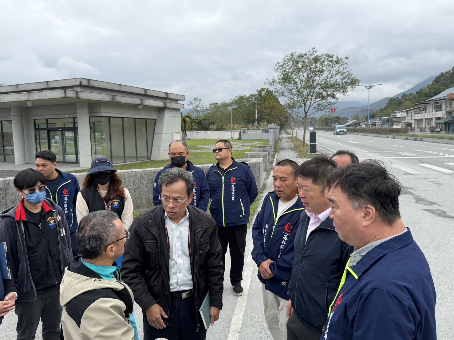 張峻（右二）於今(3）日上午在鳳林榮民醫院前安排現場會勘，邀集中央與地方相關單位實地了解狀況，並要求提出具體、立即可行的改善作為。