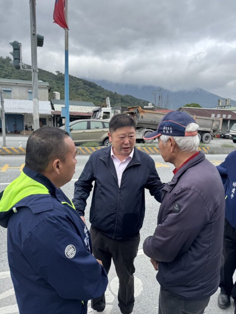 台九線鳳林段揚塵與交安問題引發民怨，張峻（圖中）強調將持續追蹤改善進度，確保道路安全與生活品質同步獲得改善。（圖／記者 趙靜姸翻攝）