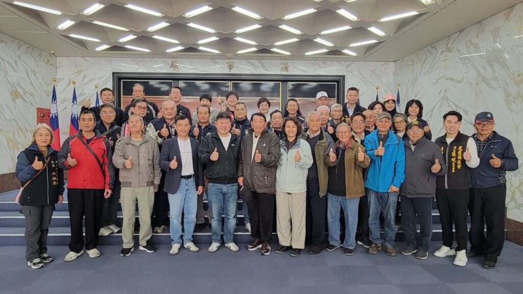 張峻（前排左五）今（9）日在花蓮縣議會接待前來參訪交流的光復鄉各部落頭目、村長及代表。（圖／記者 趙靜姸翻攝）