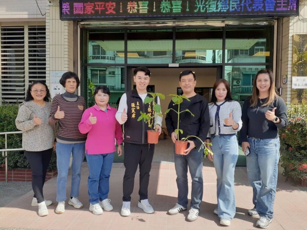 為延續對受災鄉親的關懷,張峻攜手邦查農場,共同發起「一戶一盆向日葵」行動,贈送受災家庭每戶一盆向日葵花。希望透過這份象徵性的溫暖,為光復鄉注入重新站起來的信念與力量。(圖/記者 趙靜姸翻攝)