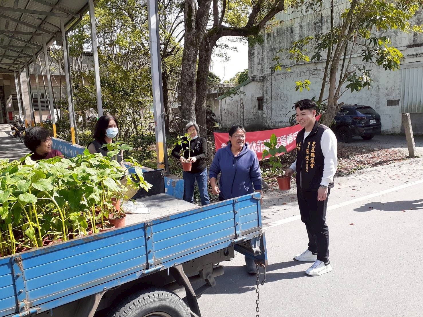 張峻議長服務團隊挨家挨戶為受災家庭贈送向日葵花。(圖/記者 趙靜姸翻攝)
