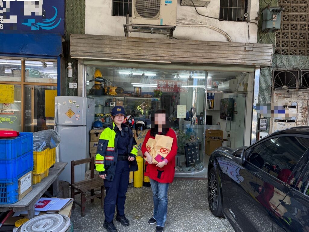 八斗子分駐所協助民眾執行護鈔勤務。(圖／記者薛秀蓮 翻攝)