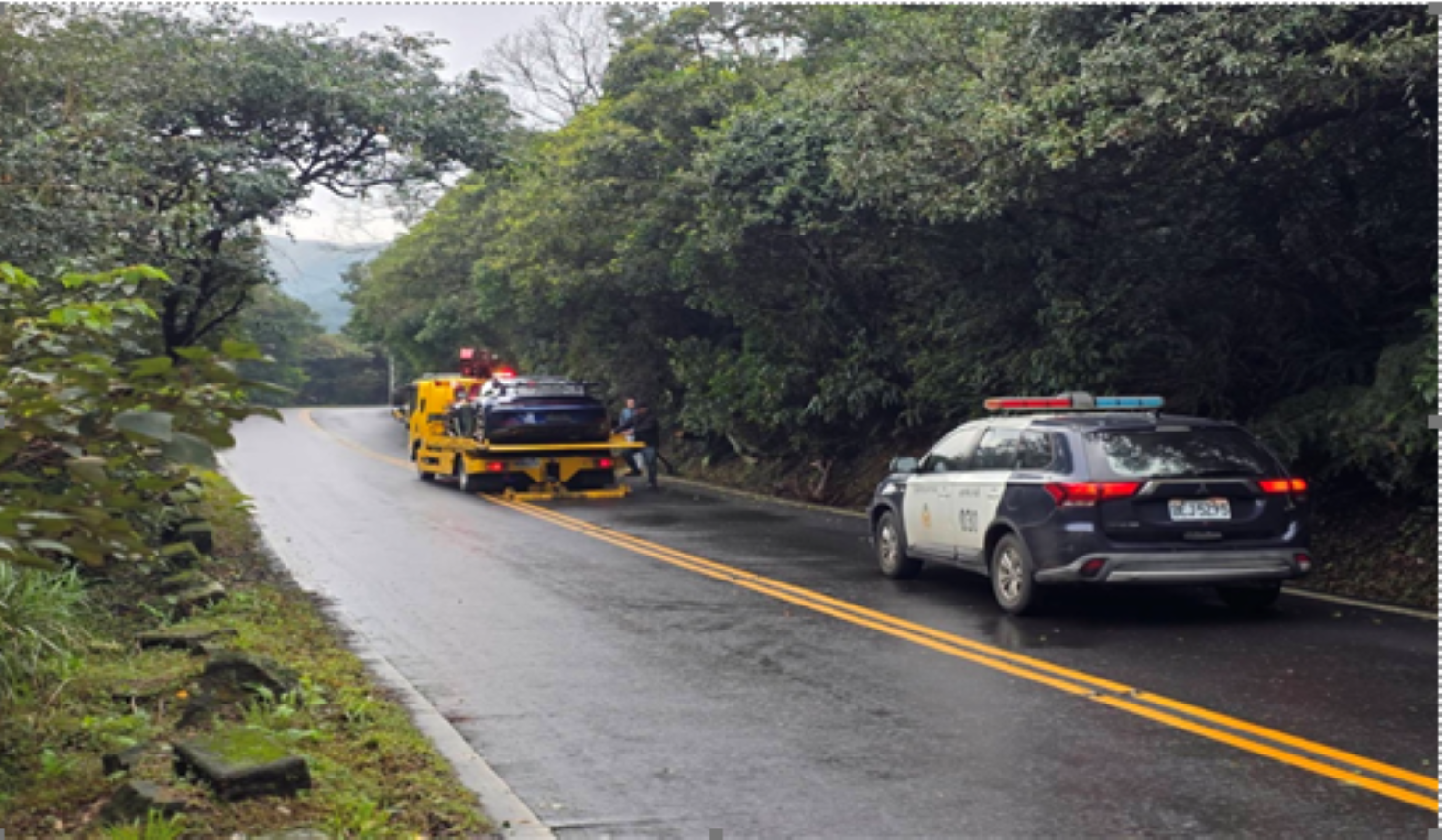 「跑車打滑」受困陽金公路　士林警啟動快打迅速恢復車流