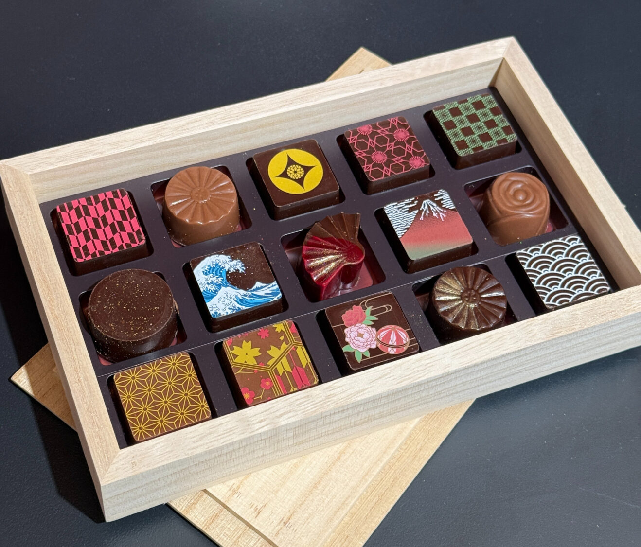 川路浮世繪「巧克力」來台迎新年　攜手漢菓方推出限量藝術禮盒