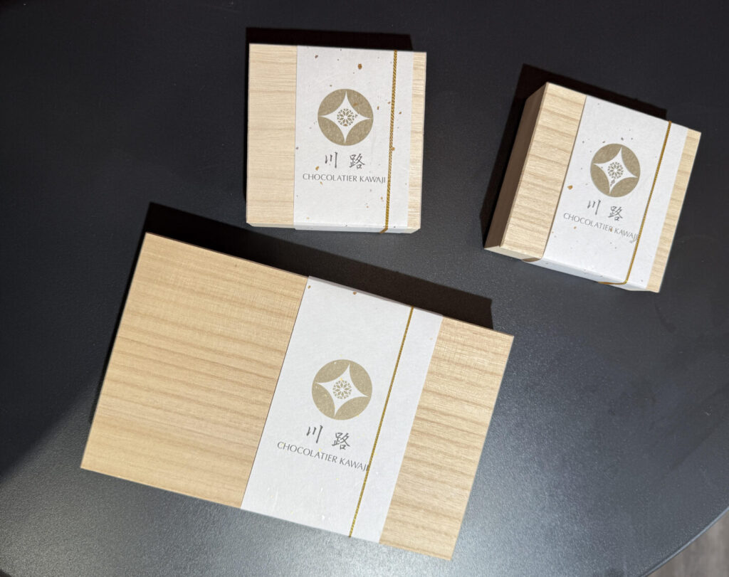 川路台灣限量過年藝術禮盒，以溫潤木質包裝，具有手工職人的溫度與手感。(圖／漢菓方提供）