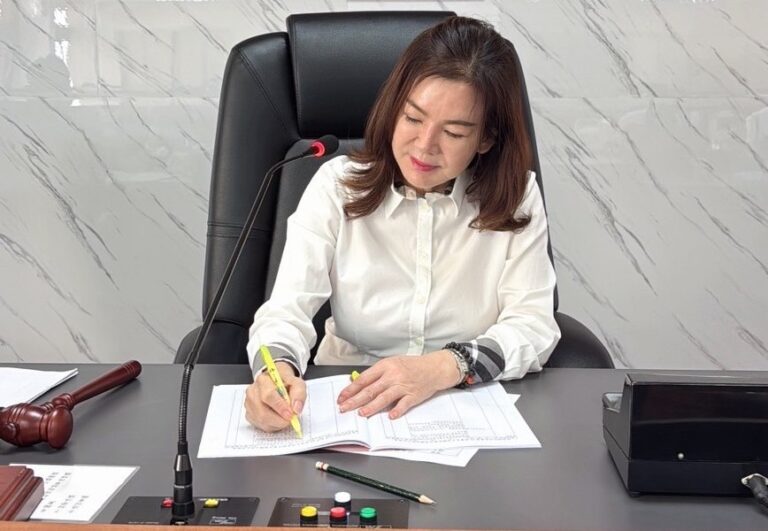 竹南鎮代會主席何秀綿力挺苗栗縣長鍾東錦研擬80歲以上縣民健保費補助政策。（翻攝自何秀綿臉書）