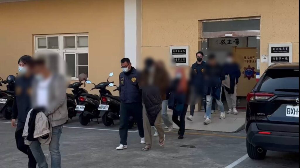 澎湖縣警局逮捕吳嫌為首的暴力組織到案。（澎湖縣警局提供）