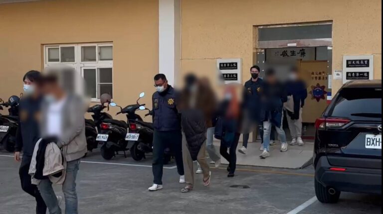 澎湖縣警局逮捕吳嫌為首的暴力組織到案。（澎湖縣警局提供）