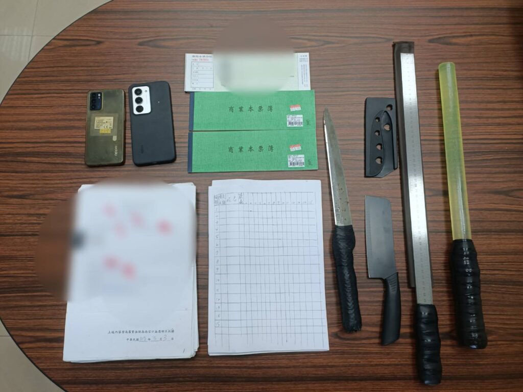 現場查扣犯罪使用之手機、橡膠軟棒、刀械、商業本票等贓證物。（澎湖縣警局提供）