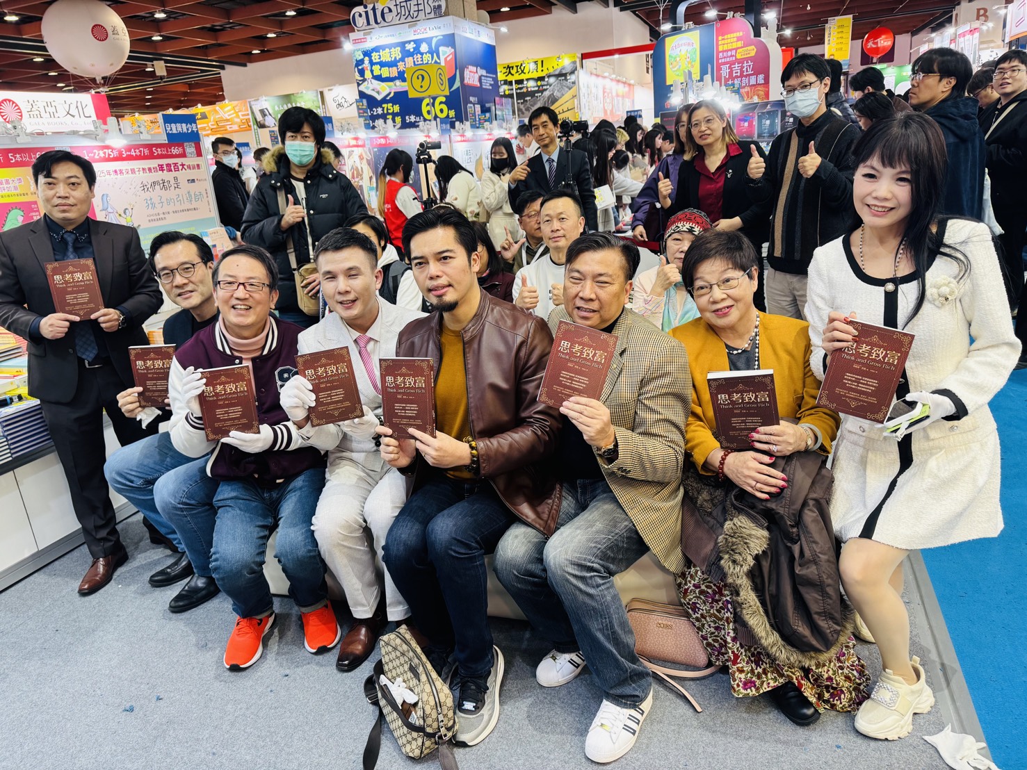 圖二 新書發表活動後，與會貴賓於書展攤位合影留念。（圖／布克文化提供）