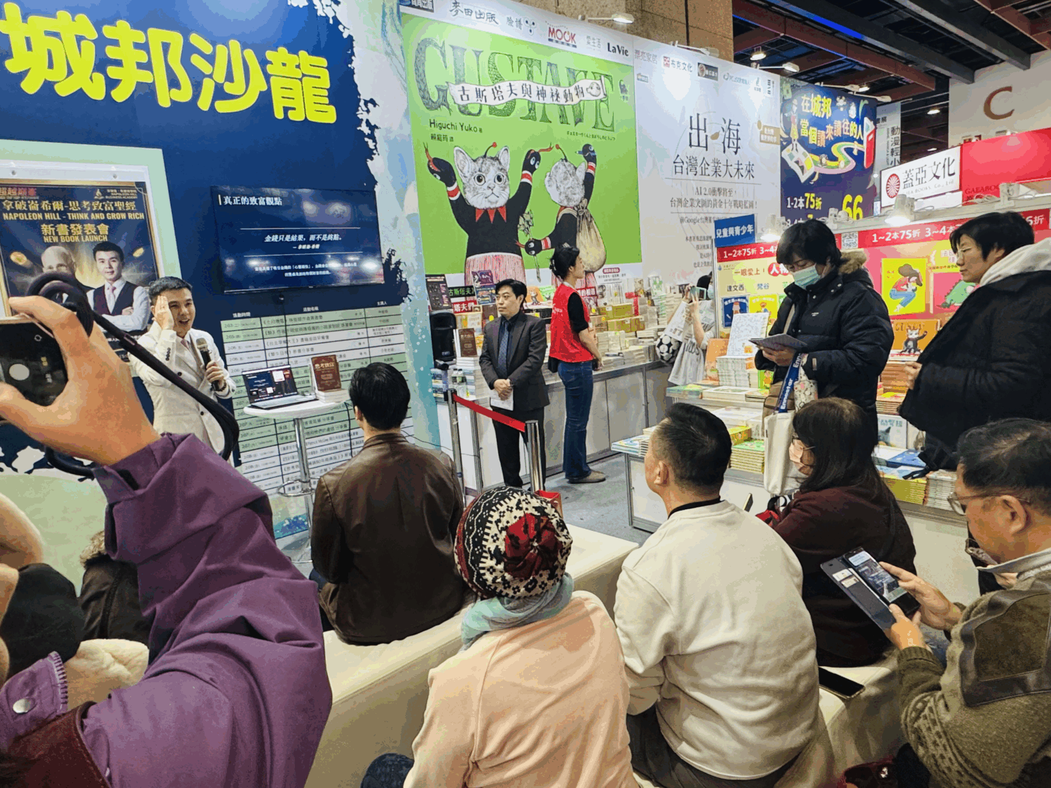 圖四 書展期間舉辦新書發表會，吸引民眾於攤位前聆聽分享。（圖／布克文化提供）