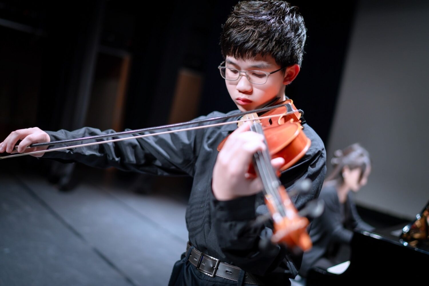 圖二 黃柏翔於《點燃音樂的火苗》聯合公益音樂會中進行小提琴演出。（圖／丹絃音樂藝術協會提供）