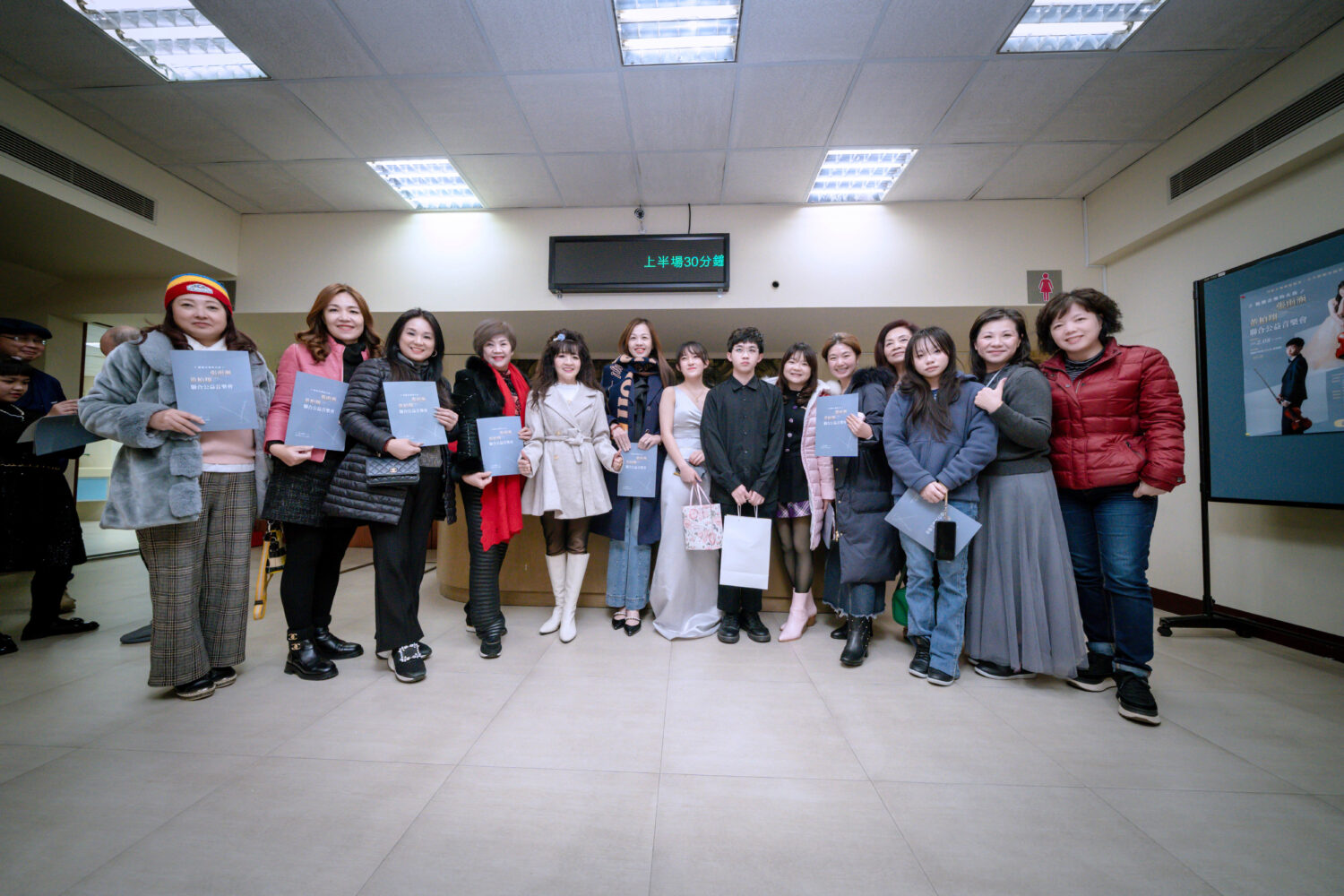 圖三《點燃音樂的火苗》公益音樂會演出後，演出者與丹絃音樂藝術協會合影。（圖／丹絃音樂藝術協會提供）