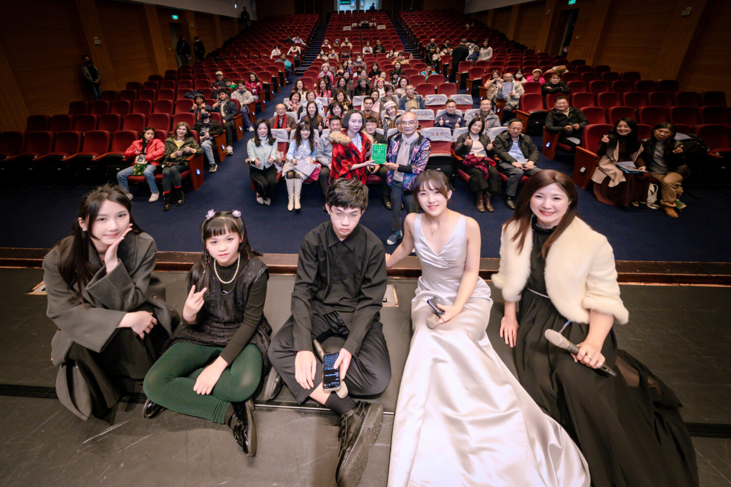 圖五 演出者與現場觀眾合影，記錄公益音樂會溫馨時刻。（圖／丹絃音樂藝術協會提供）