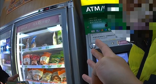 警方向被害人講解假交友的詐騙手法 。(圖／記者薛秀蓮 翻攝)