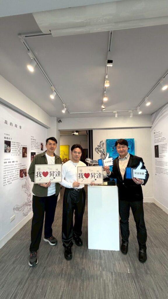 廖英荃首次將珠寶作品以「藝術品」形式在藝廊空間公開展示，象徵珠寶工藝與當代藝術之間的一次全新嘗試。（翻攝畫面）