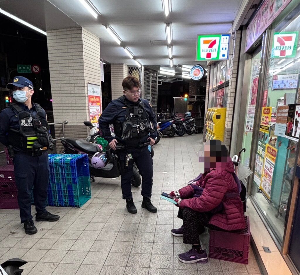 警方於現場關懷慰問。(圖／記者薛秀蓮 翻攝)