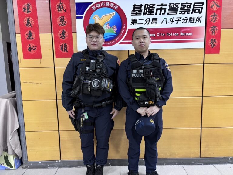 第二分局八斗子分駐所警員胡品宏(左)、實習生黃閎楷（右）。(圖／記者薛秀蓮 翻攝)