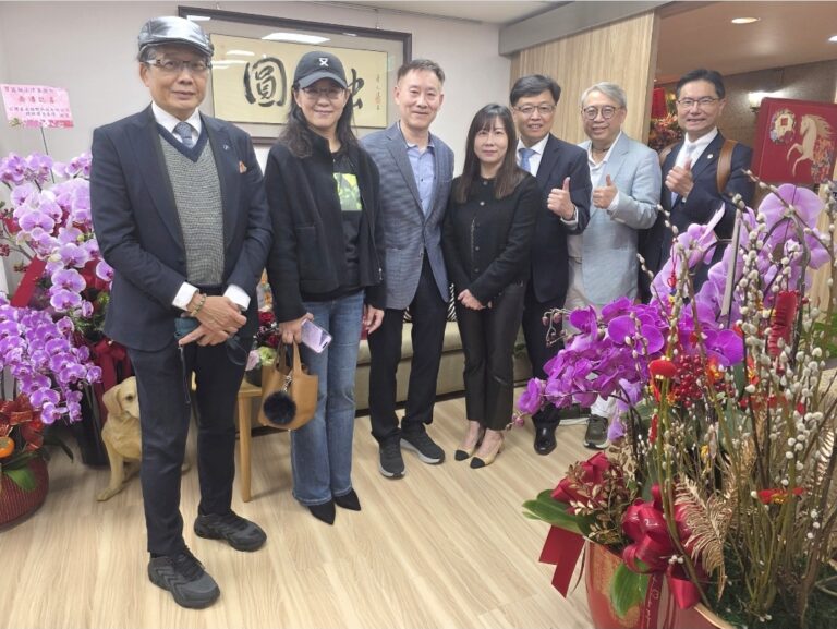 喬遷茶會現場,賓客絡繹不絕,展現胡原龍律師(右三)的好人緣。(記者 趙靜姸攝)