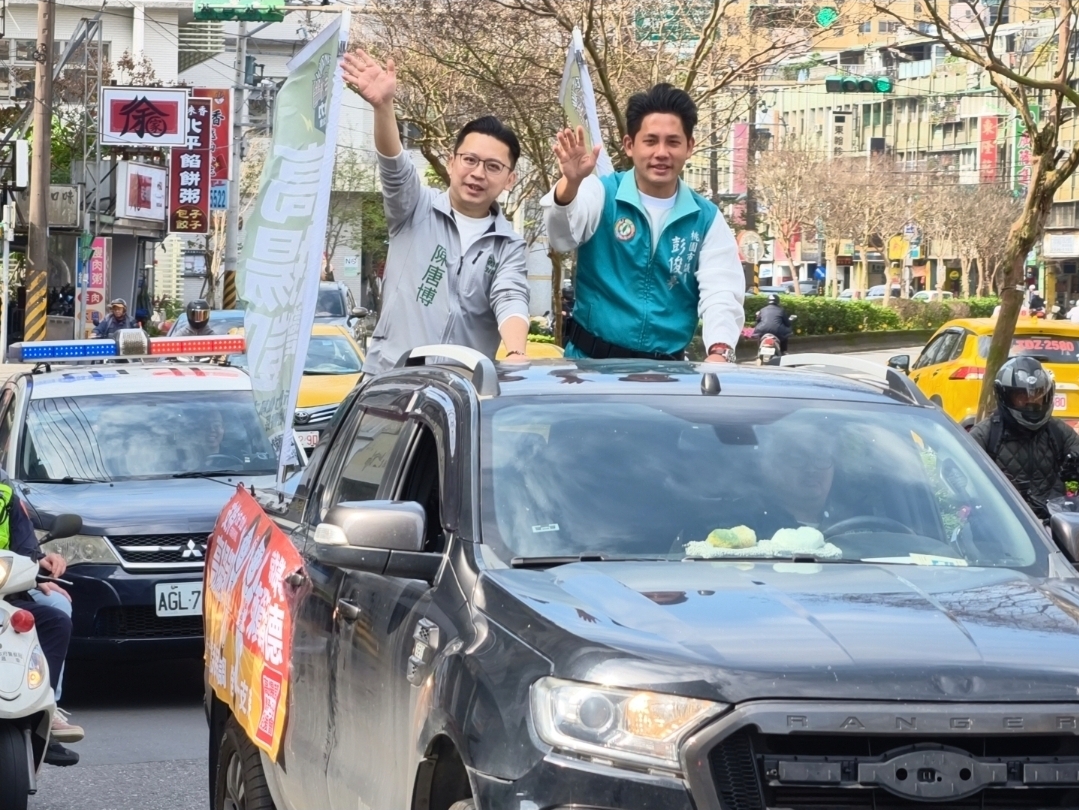 新動力信賴之友會秘書長陳唐博（左）與桃園市議員彭俊豪（右）以行動車深入街頭巷尾，凝聚支持「信賴台灣」的力量，現場氣氛熱絡。（記者 趙靜姸翻攝）