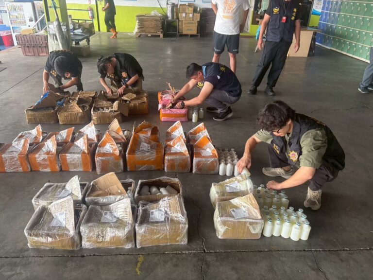 海巡署偵防分署彰化查緝隊與雲林查緝隊會同農業部等單位,查獲中國大陸輸入非法禽流感疫苗。(海巡署提供)