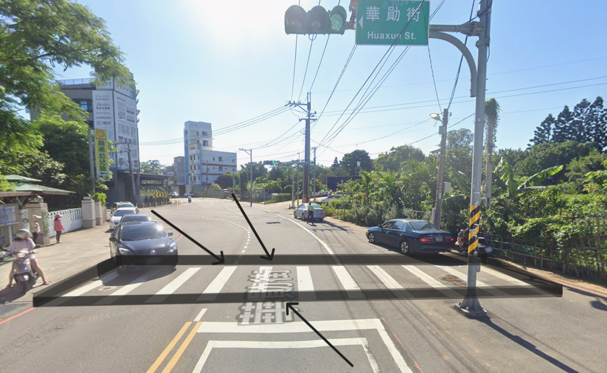 如圖所示，華勛街和華安二街在幼兒園前交會，形成Y字三叉路口，若行人穿越馬路意外風險高，因此號誌設計為所有路口紅燈時行人才允許通行。（記者翻攝）