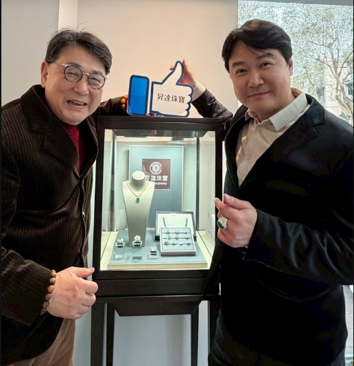 昇達珠寶創辦人廖英荃（右）於十多年前從美國返台創立昇達珠寶。（翻攝畫面）