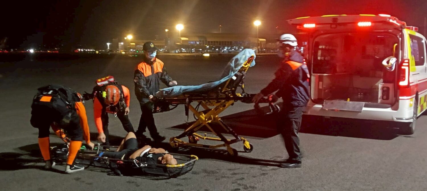 海巡艦與空勤總隊聯手救回中風漁工　黑鷹直升機深夜完成吊掛後送